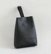 画像2: unisex Leather hanging pouch bucket bag tote bag  ユニセックス男女兼用 レザーハンギング ポーチ バケットバッグ (2)