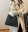 画像4: Sheepskin style quilted chain shoulder strap tote shoulder crossbody bag　シープスキンスタイルキルティング チェーンショルダーストラップトートショルダークロスボディバッグ (4)